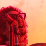 “Se Me Va”: León Larregui regresa con una balada íntima y luminosa