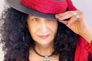 Eljuri-RedTieHat_4155