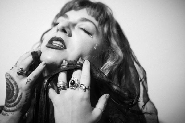 prod_track-files_1064643_extra_pictures_Kim-Loganthe-Silhouettes_1