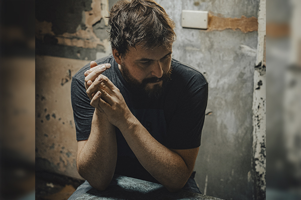 These Dead Machines desata un estallido emocional y cinematográfico con “I Just Want to Feel Something”, un grito urgente por conexión humana