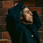 Una reinterpretación que honra la nostalgia y eleva el alma: Chris revive “The Rain Song” con sensibilidad cinematográfica