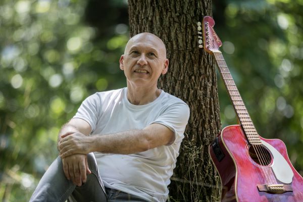 “Laurent abre la puerta de la esperanza con Je regarde le ciel, una oda poética a la fragilidad y la luz”