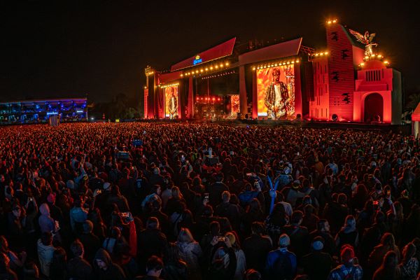 corona capital general de noche