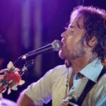 “Airport Departure Lounge de Andy Jans-Brown: un viaje indie rock entre la espera, la pérdida y la esperanza”