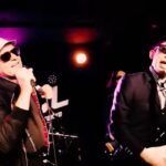 Aaron Koenig ilumina con “Jump Into the Light!”: ska bailable que mezcla budismo, física cuántica y energía global