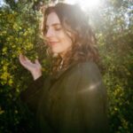Jenny Gillespie Mason anuncia In the Safety of the Light: un regreso profundo al folk acústico