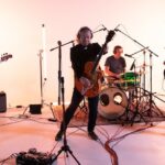 64 Funnycars regresan con el álbum debut ‘Happy Go Lucky’