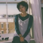 Liana Flores anuncia su nuevo EP y lanza el sencillo ‘Silvershoes’