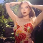Caroline Phillips ilumina la nostalgia con “November Rain”
